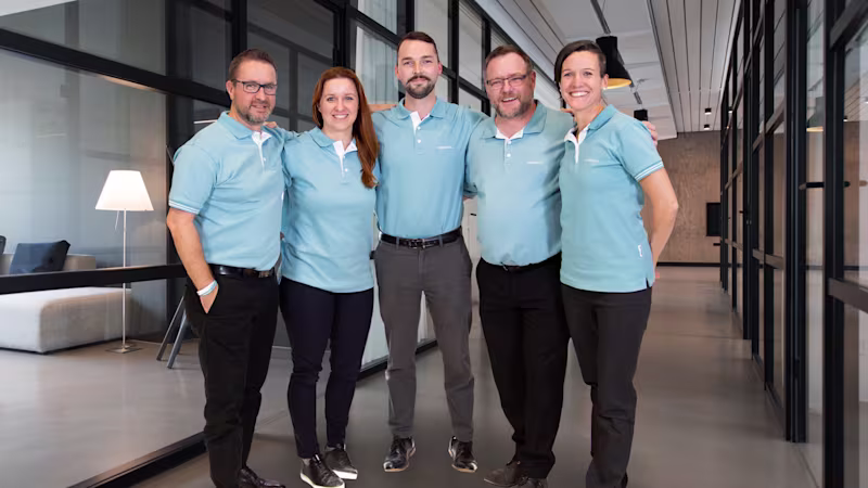Un professionnel debout devant un tableau blanc