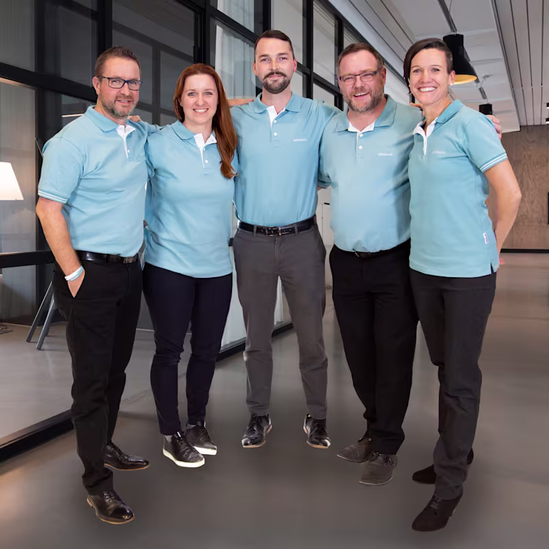 Un professionnel debout devant un tableau blanc