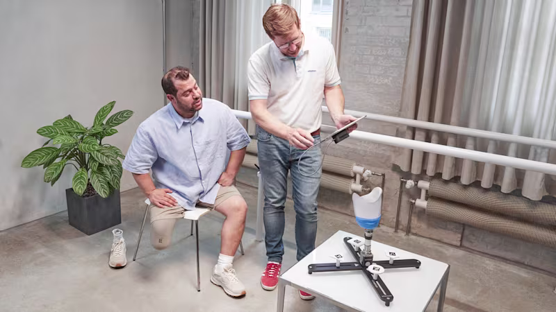 Eine Orthopädietechnikerin passt den Schaft eines amputierten Patienten an.