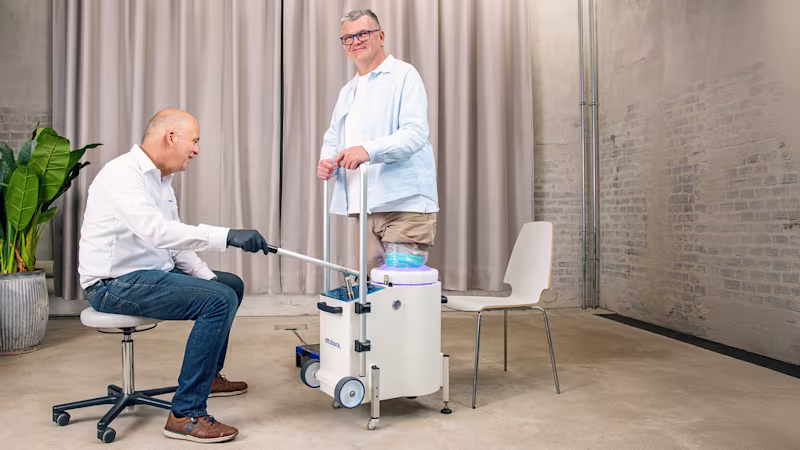Ein Techniker fertigt für einen amputierten Mann einen Innenschaft mit Hilfe des hydronetic lumeo von Ottobock.