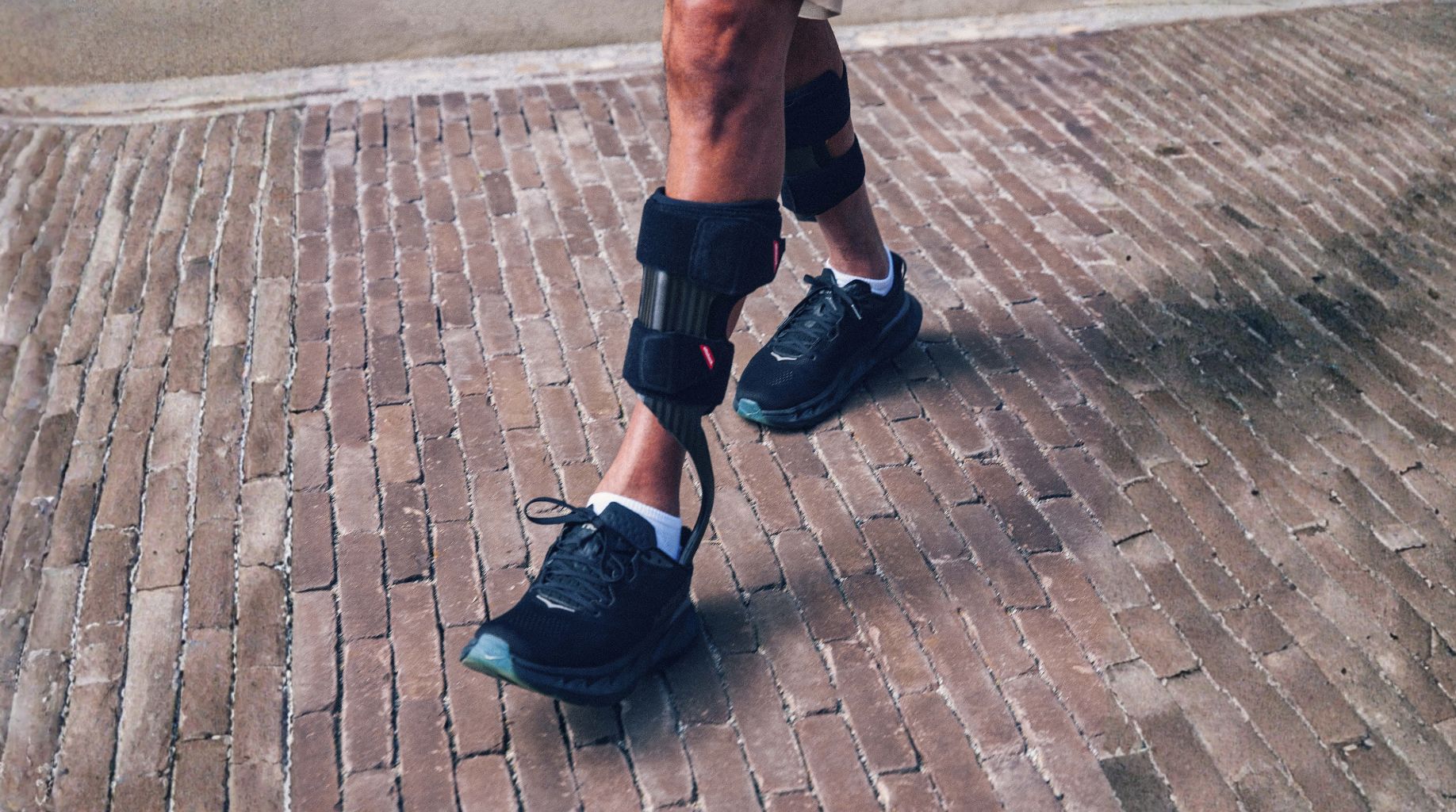 Mężczyzna dynamicznie maszerujący w ortezach WalkOn na obu nogach.