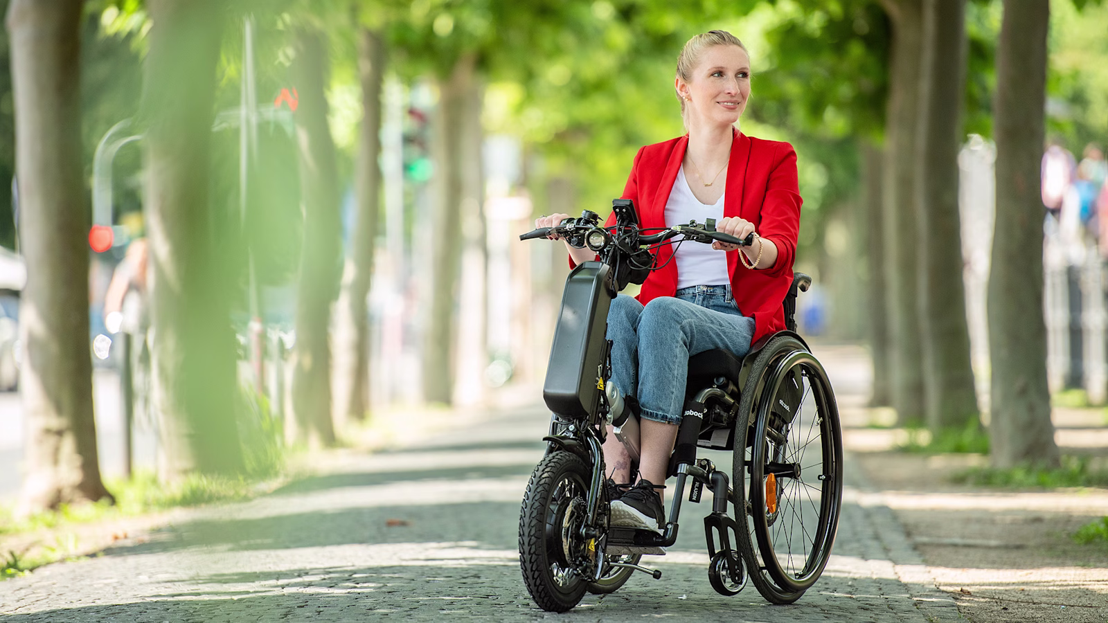 Une femme sur un fauteuil roulant