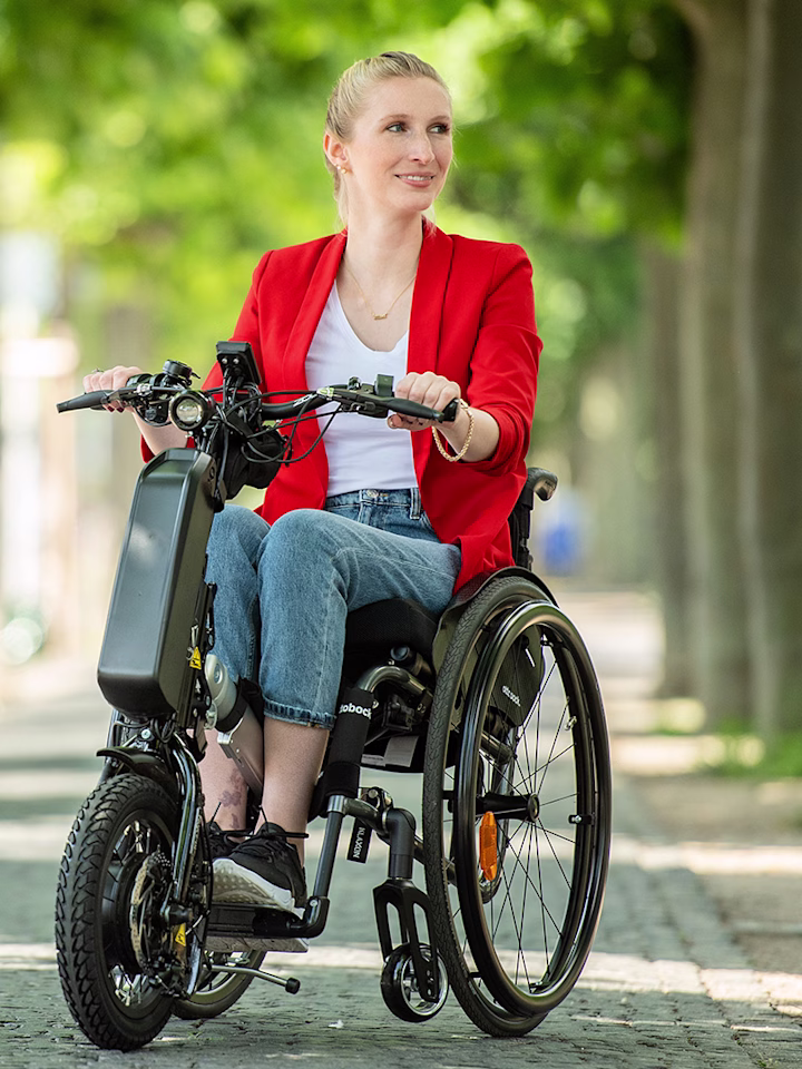 Une femme sur un fauteuil roulant