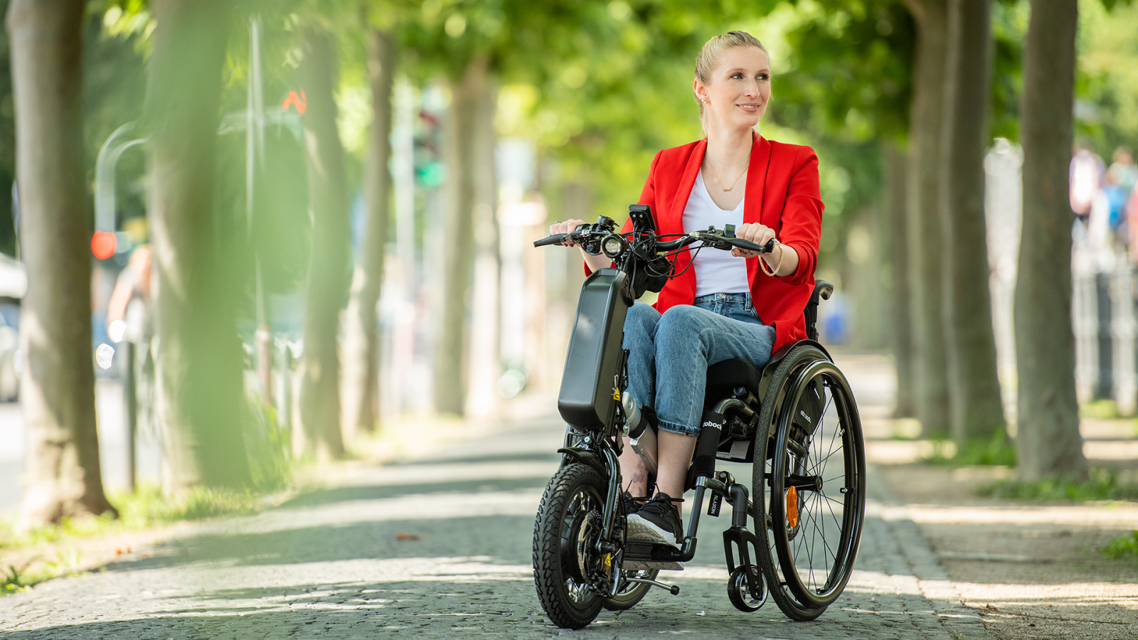 Une femme sur un fauteuil roulant