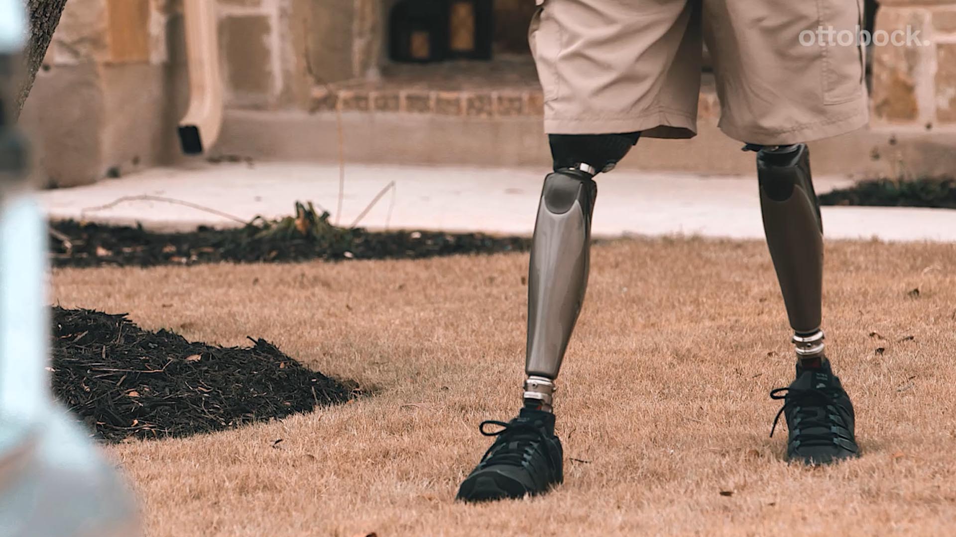 義足コンピューター制御膝継手ジニウム 両側大腿 最新 高機能 安定歩行 不整路面