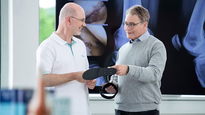 Video: Doctor talking to patient training to move with a Ottobock Agilium Freestep