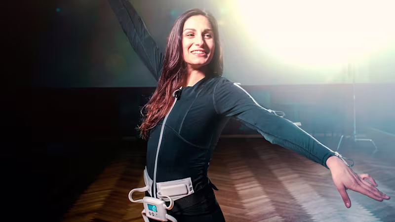 Paziente con sclerosi multipla che indossa la tuta Exopulse Mollii