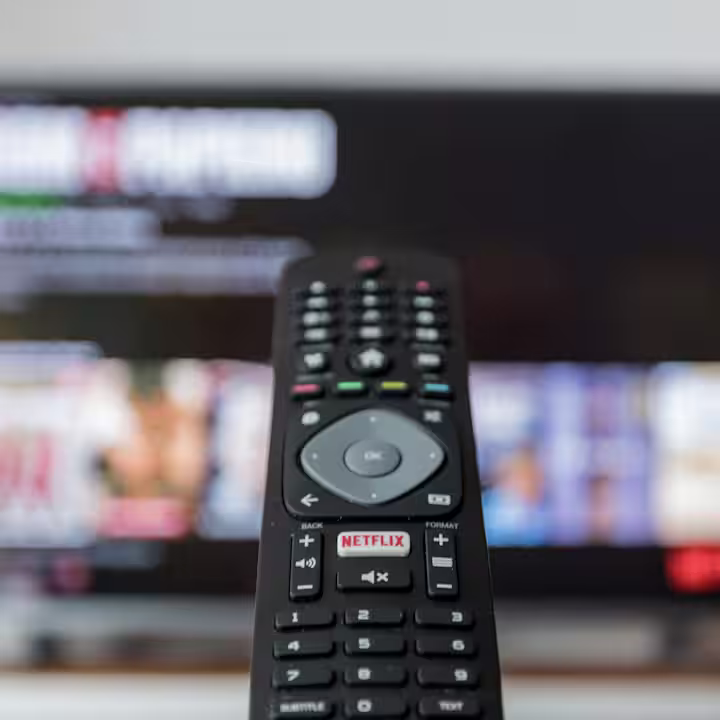 Un téléspectateur tenant la télécommande