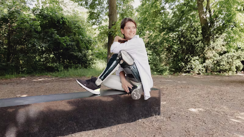 Sina, SCI patient, is wearing the C-Brace.