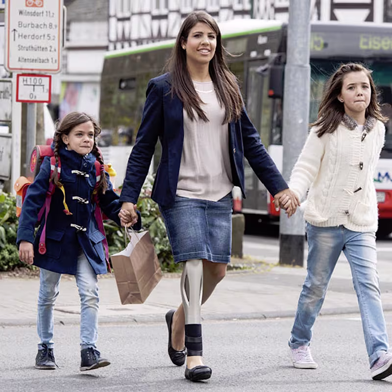 義足コンピューター制御膝継手Geniumジニウム 最新 高機能 安定歩行 速度追随