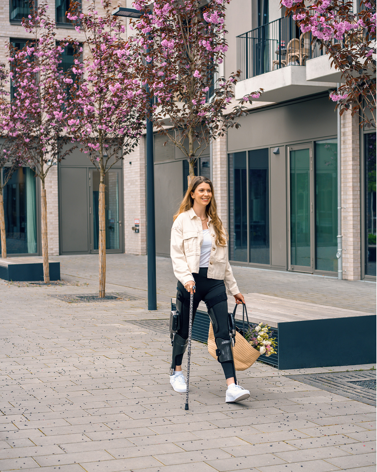 Auf dem Bild sieht man die Ottobock C- Brace Anwenderin Ayleen. 
