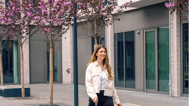 Auf dem Bild sieht man die Ottobock C- Brace Anwenderin Ayleen.