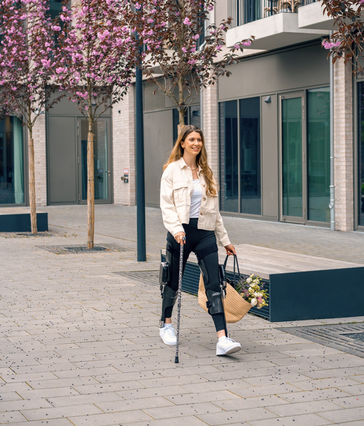 Auf dem Bild sieht man die Ottobock C- Brace Anwenderin Ayleen. 