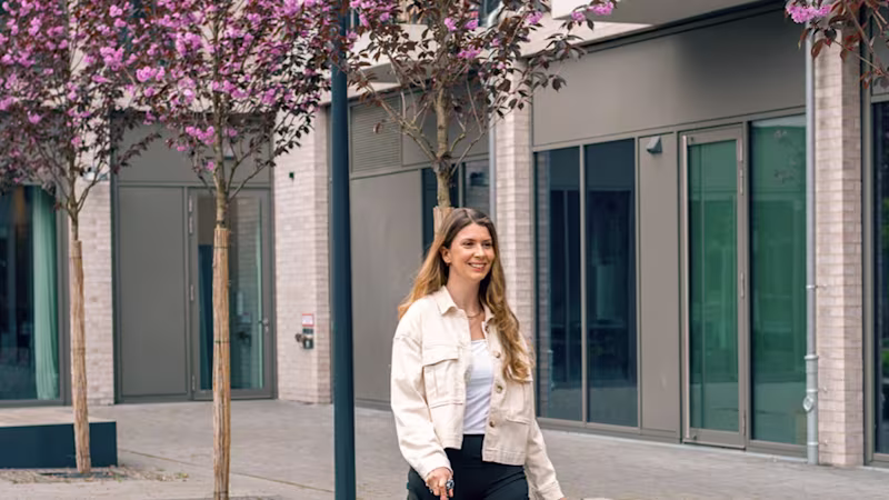 Auf dem Bild sieht man die Ottobock C- Brace Anwenderin Ayleen.