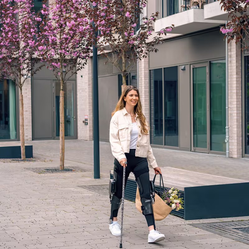 Auf dem Bild sieht man die Ottobock C- Brace Anwenderin Ayleen.