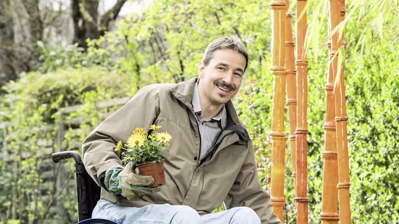 Wolfgang, bahçe işlerini yaparken, Ottobock Avantagarde tekerlekli sandalyesinde oturuyor.