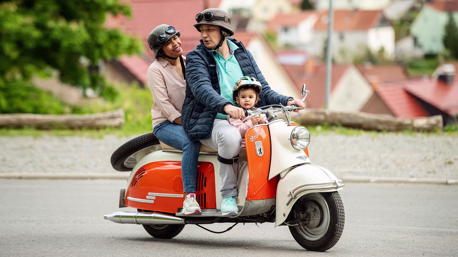 Christoph mit Familie auf dem Roller