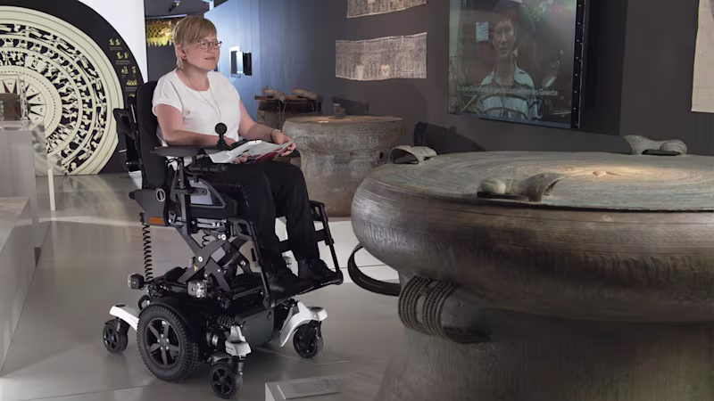 Auf dem Bild sieht man eine Anwenderin in einem Juvo B5 H Elektrorollstuhl.