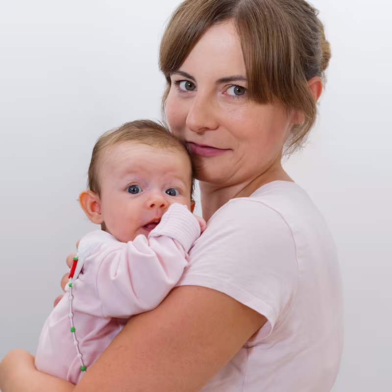 Man sieht Steffi mit ihrer Tochter Tilda auf dem Arm, die an einer Hüftdysplasie leidet