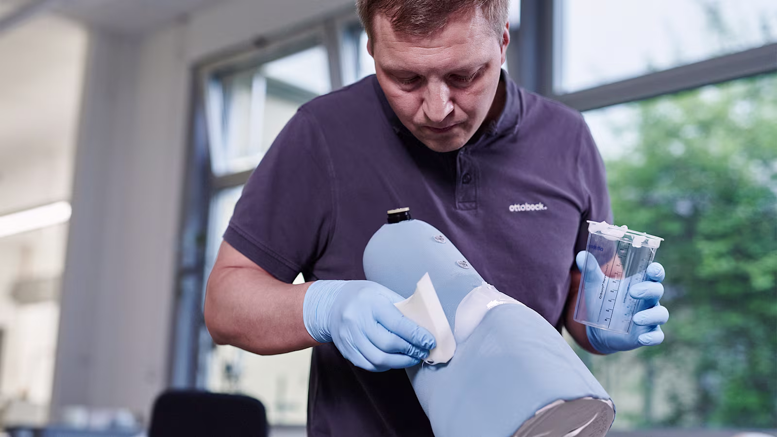 Ottobock Fachkraft arbeitet an einem Silkoninnenschaft in der iFab.
