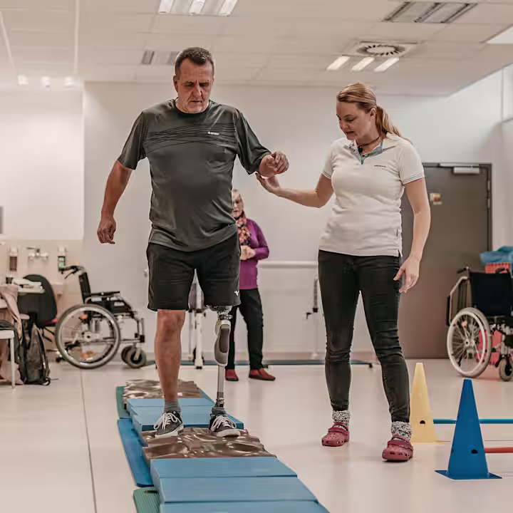 Škola-chůze-po-amputaci-dolní-končetiny-Vaněk-Jan_Dynion-2-2400x1344