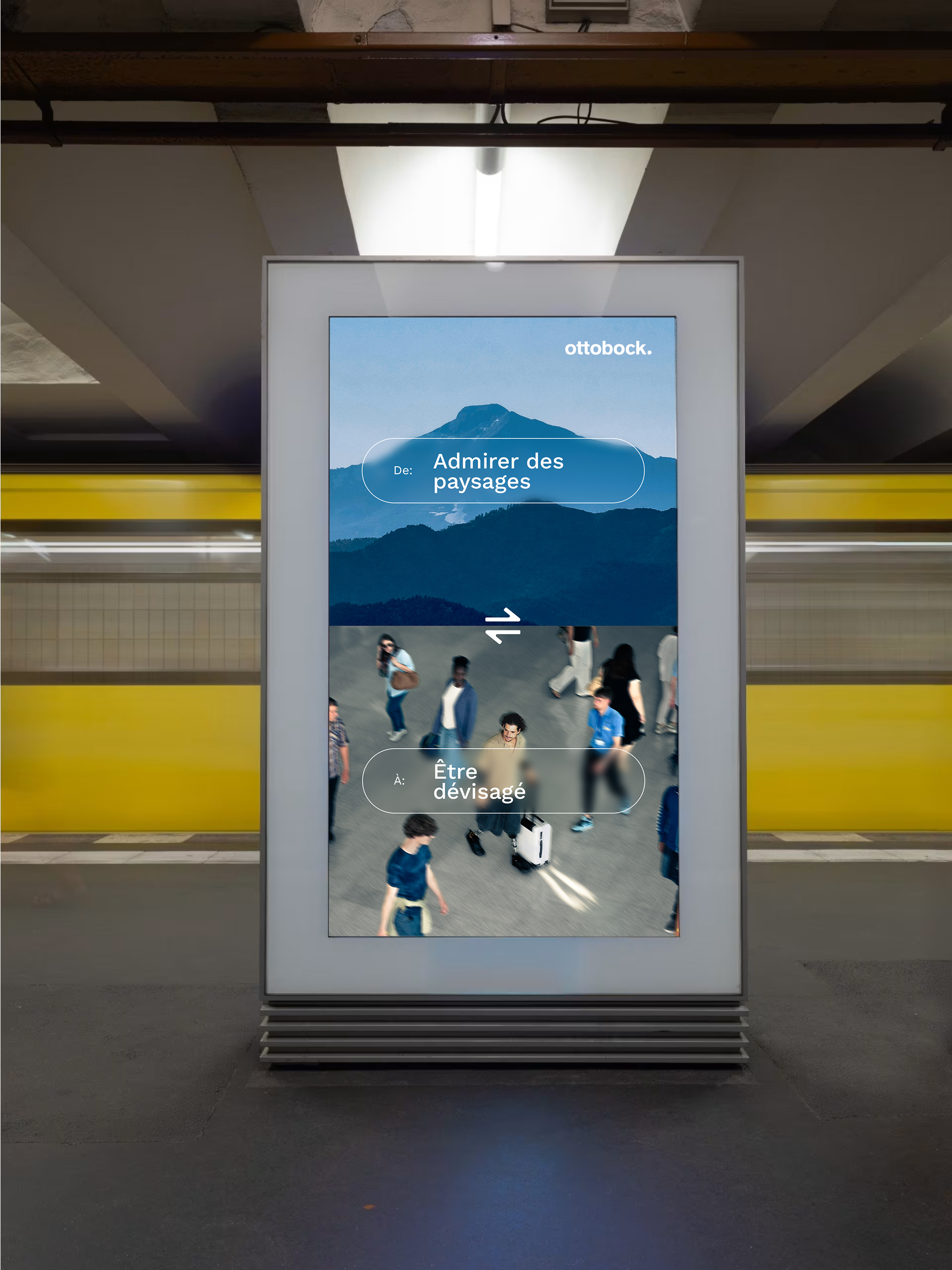 Affichage en gare avec une vue panoramique en haut et un espace public en bas – attire l’attention sur les défis sociaux rencontrés par les voyageurs en situation de handicap.