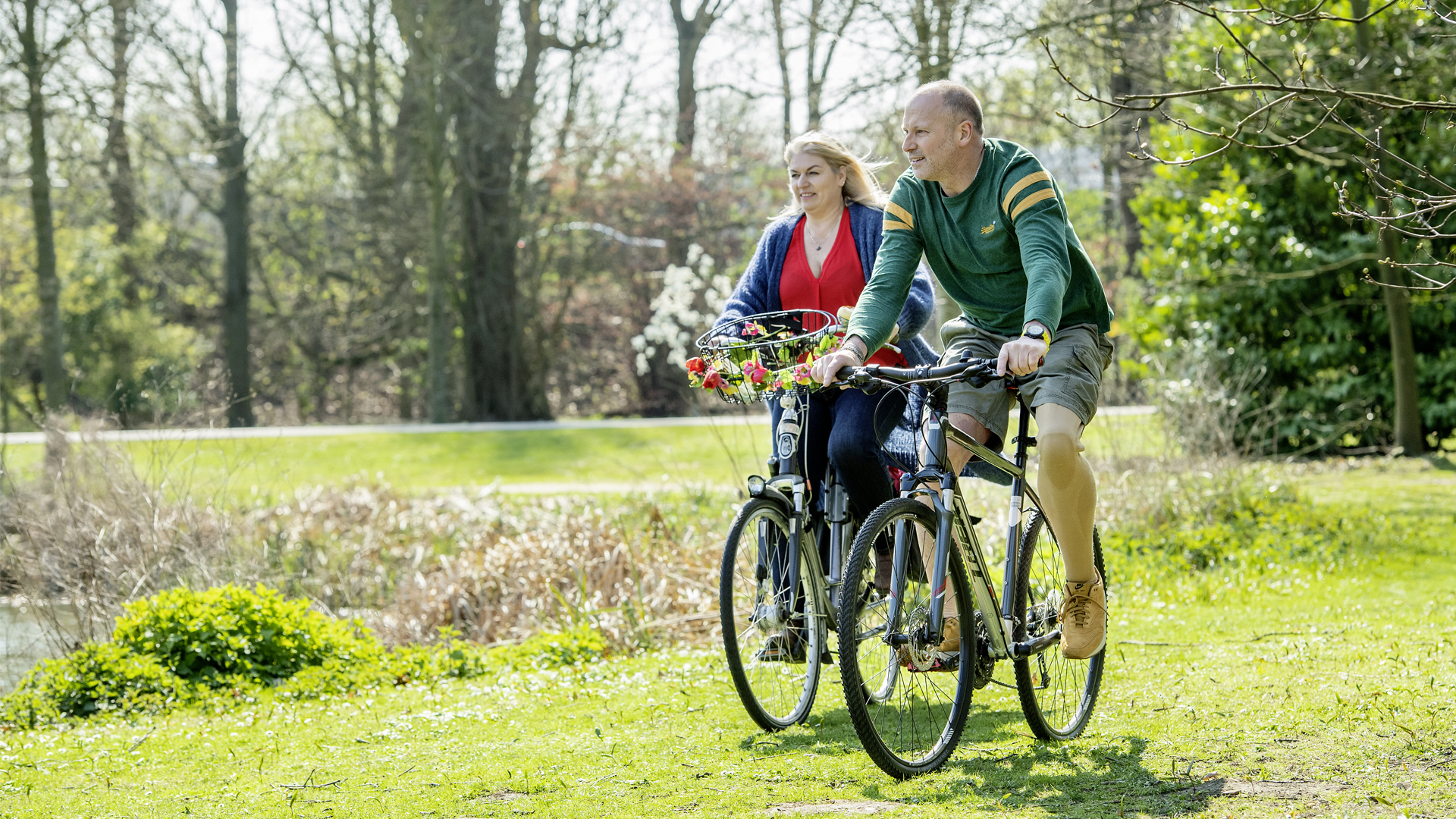 Genium-Anwender Axel mit seiner Frau beim Radfahren