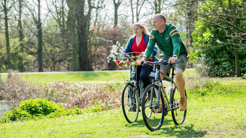Genium-Anwender Axel mit seiner Frau beim Radfahren