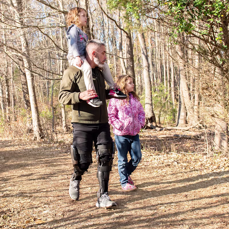 David passeggia con le figlie e il suo C-Brace