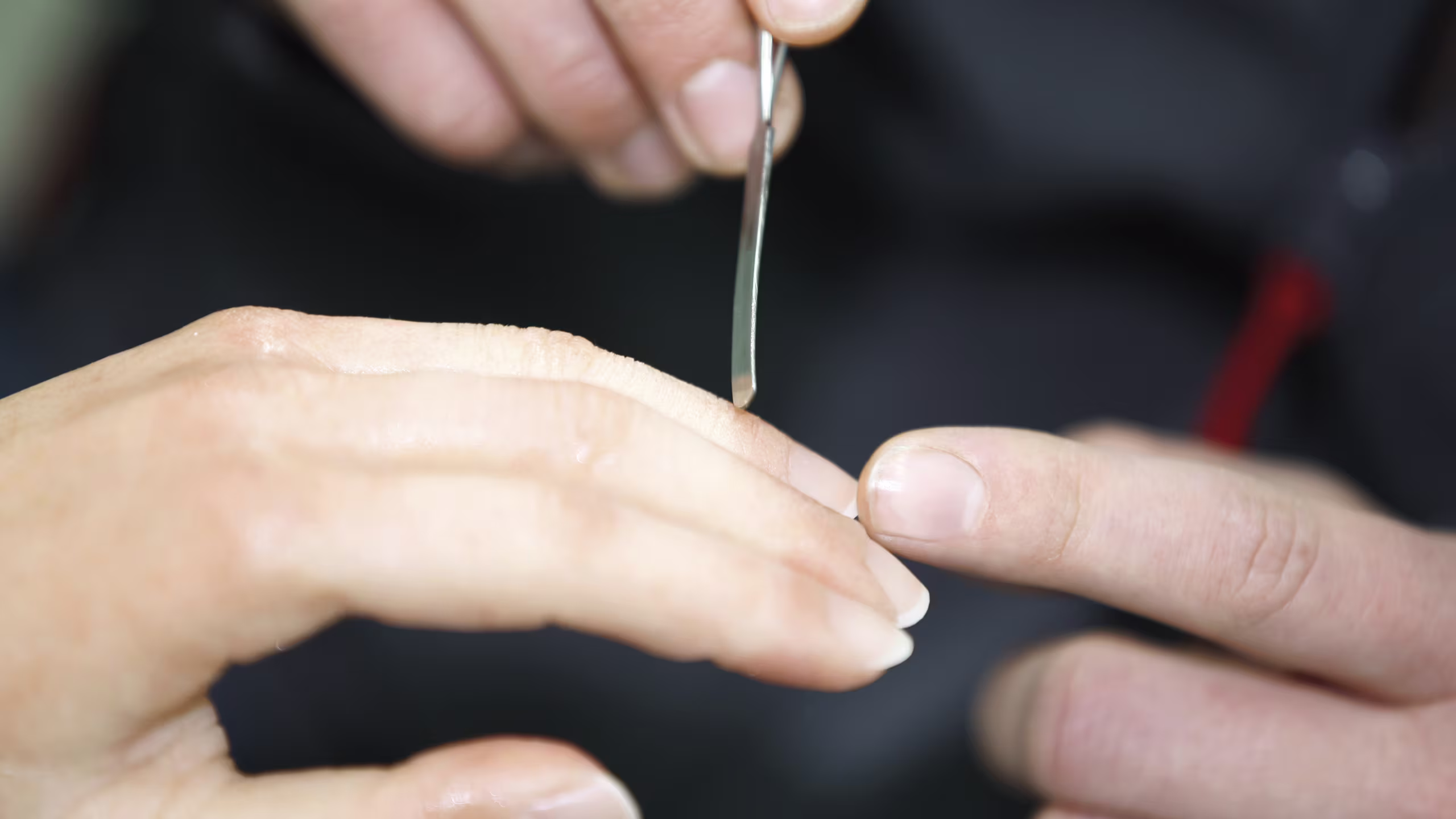 Dettaglio fabbricazione su misura di un guanto estetico in silicone per mano