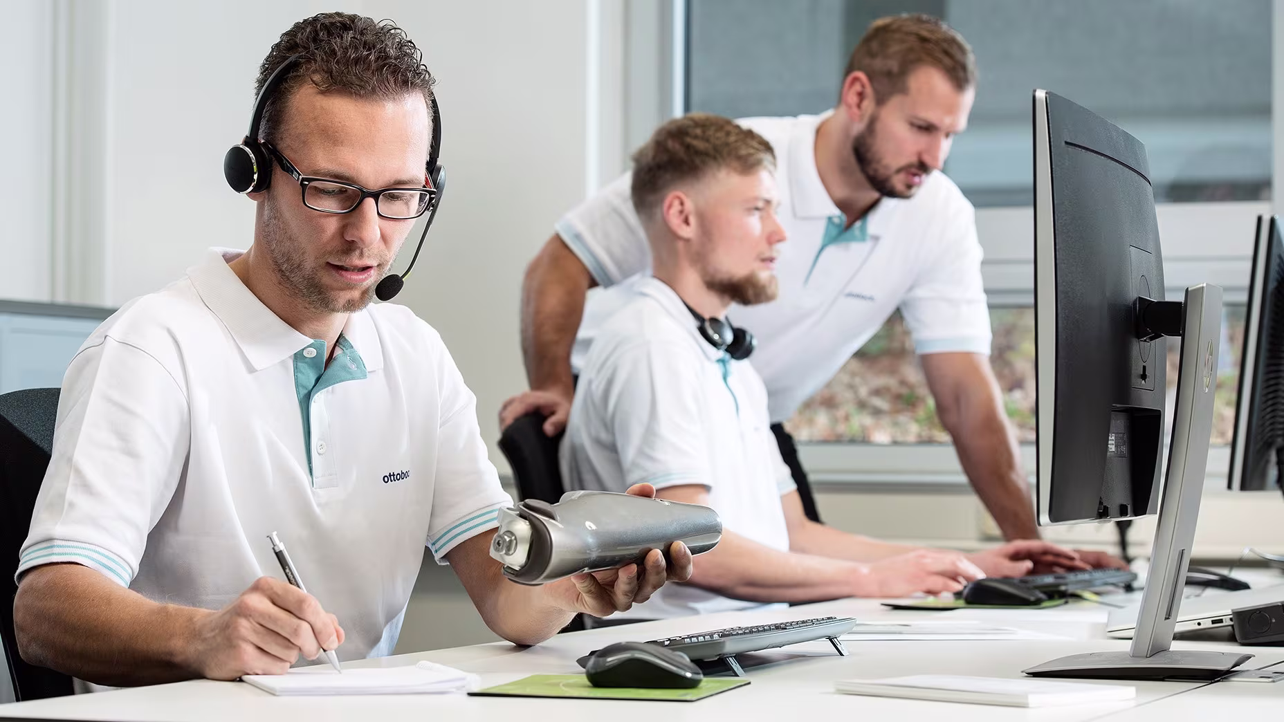 Técnico de soporte de producto ayudando a un cliente.