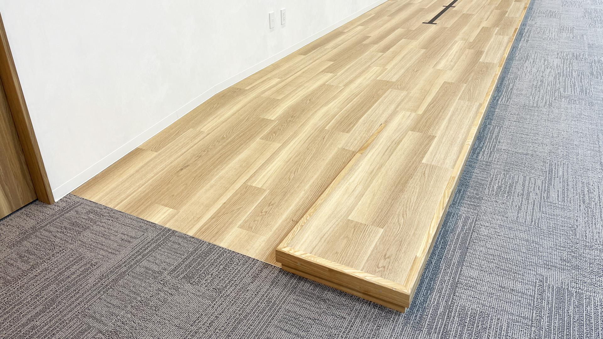 緩やかなスロープと小さな段差