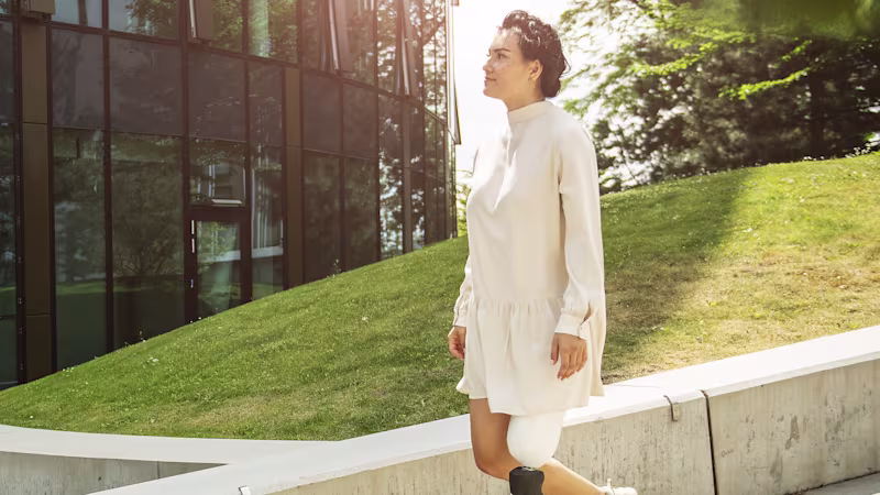 Rebecca, Duruş Aşamasında C-Bacak Mikroişlemci Diziyle bir yokuştan aşağı yürüyor.