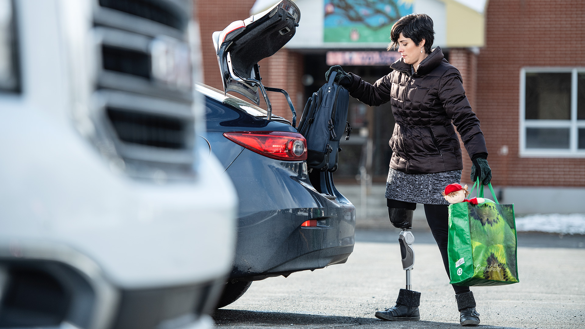 Une femme sortant les courses de sa voiture