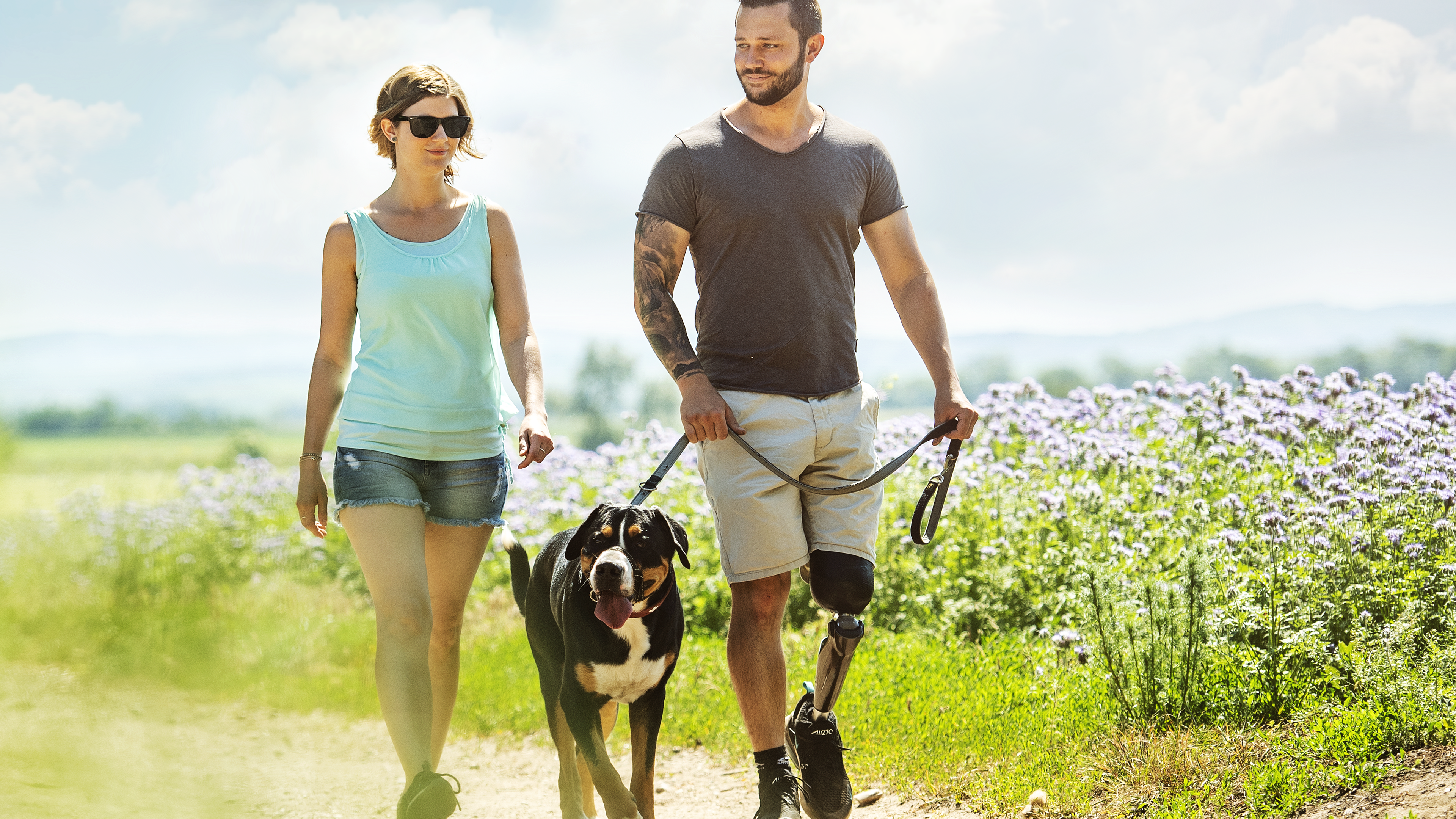 A woman wearing her Ottobock Genium X4 while strolling through the city with her friends.