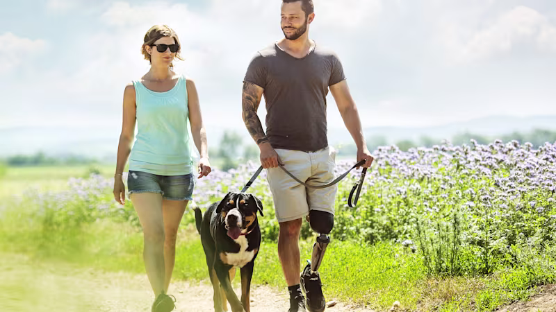 A woman wearing her Ottobock Genium X4 while strolling through the city with her friends.