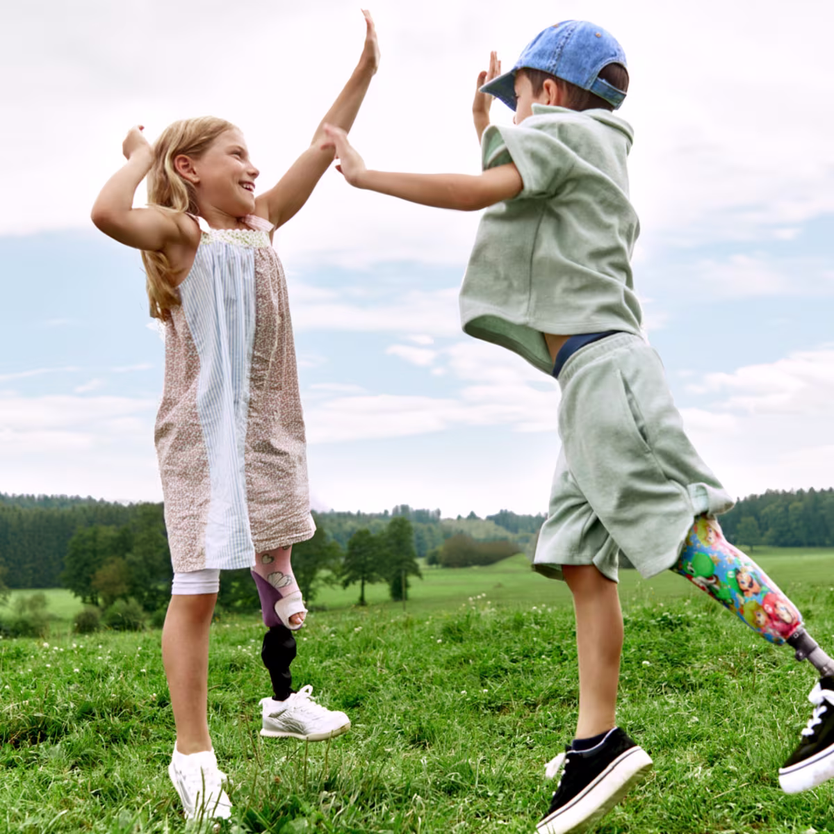 Auf dem Bild sieht man einen Jungen und ein Mädchen die die Beinprothesen Maverick junior & movido für Kinder tragen.