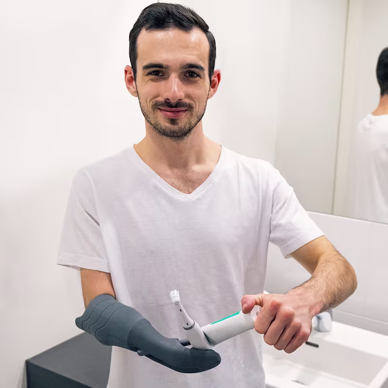 The functional aid is particularly suitable for use in wet areas, for example for personal hygiene.