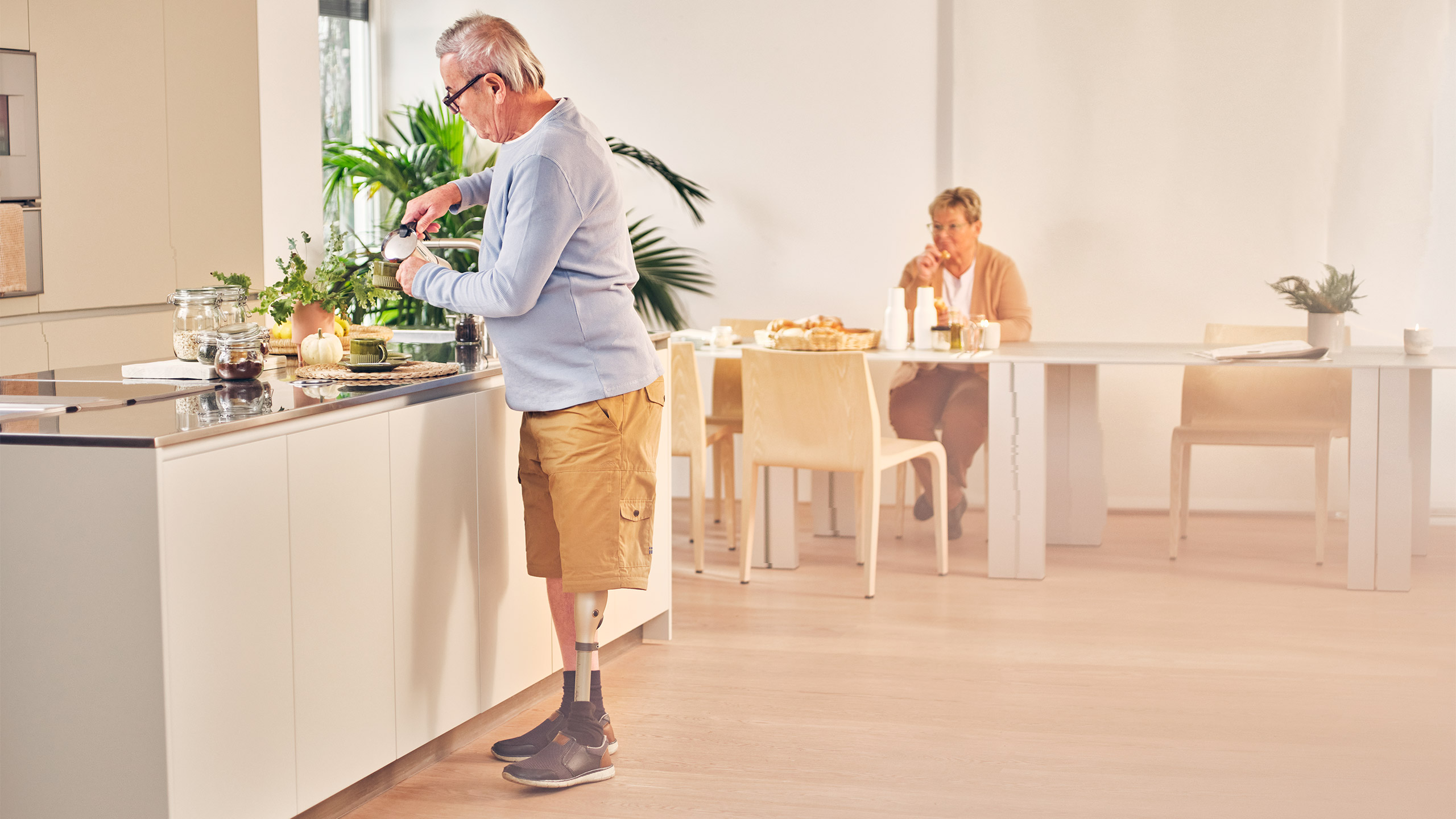Robert utente Kenevo in piedi in cucina mentre prepara il caffè