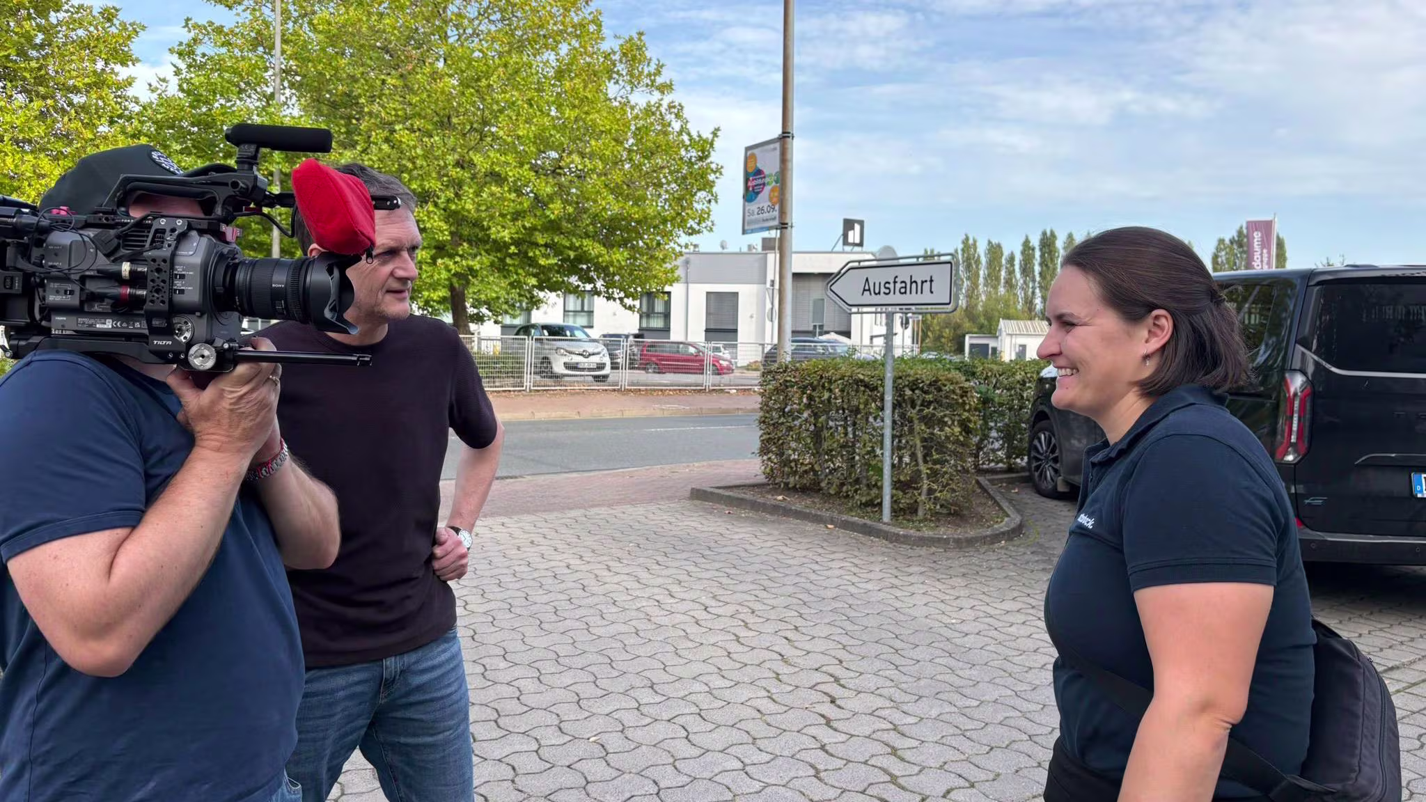 Flora Kliem mit einem Team des NDR bei Ottobock in Duderstadt für eine Tour der iFab.