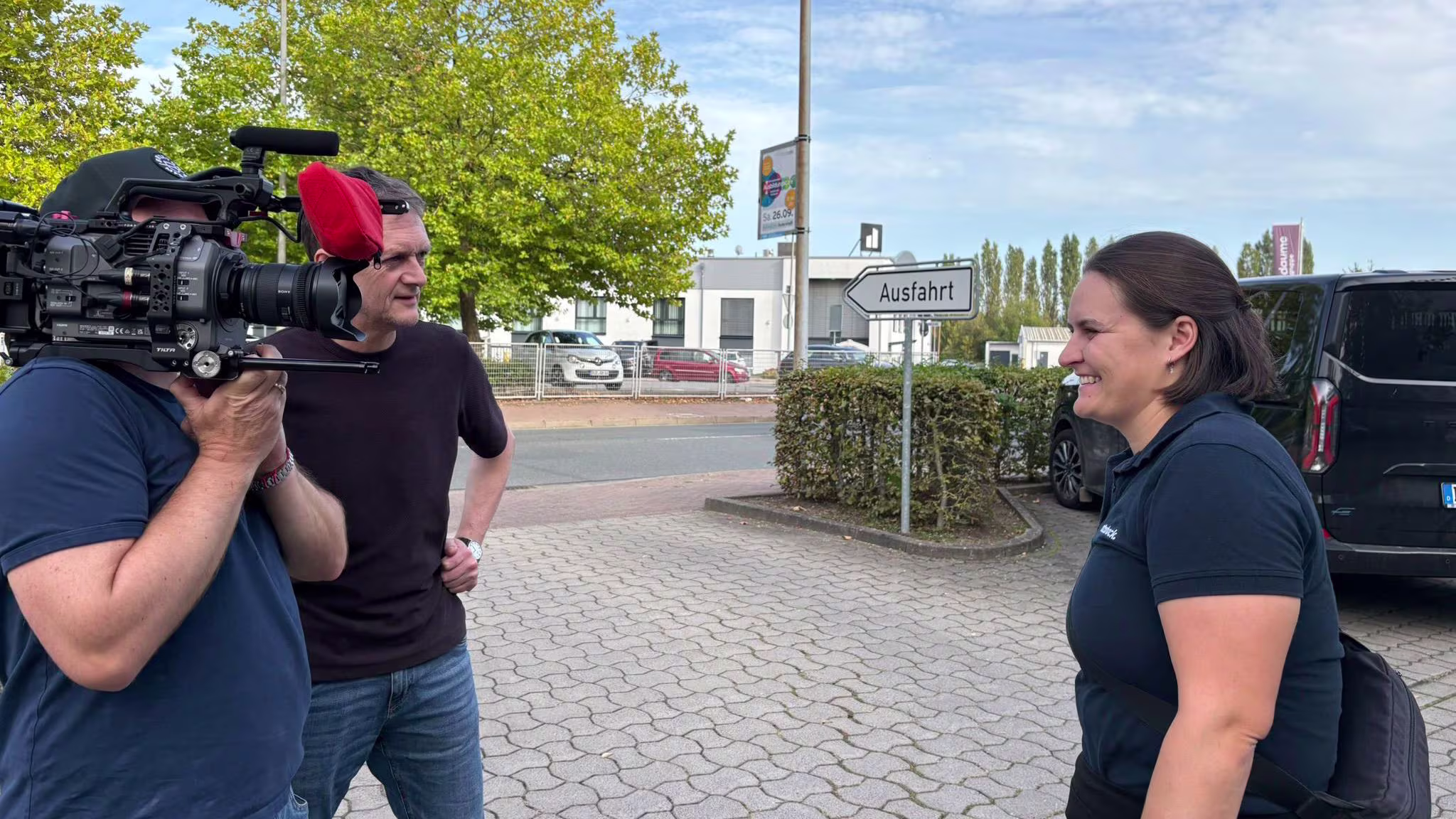 Flora Kliem mit einem Team des NDR bei Ottobock in Duderstadt für eine Tour der iFab.