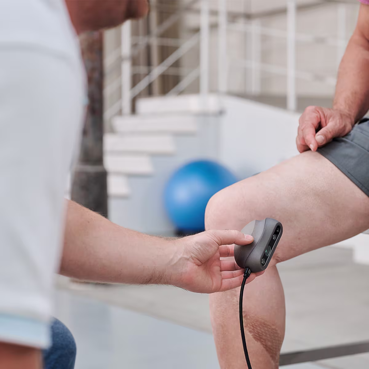 Ein Techniker nimmt mittels Ottobock EasyScan die Maße eines Amputierten.