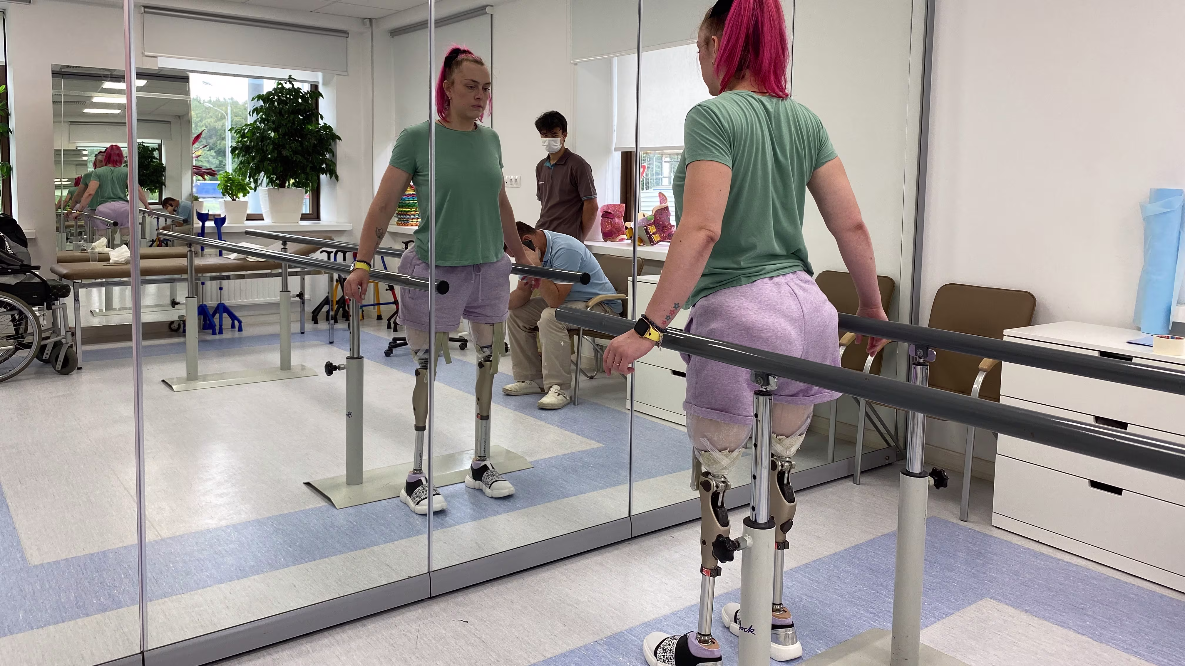 Девушка с парной ампутацией бедра занимается в Школе ходьбы на протезах Ottobock. 