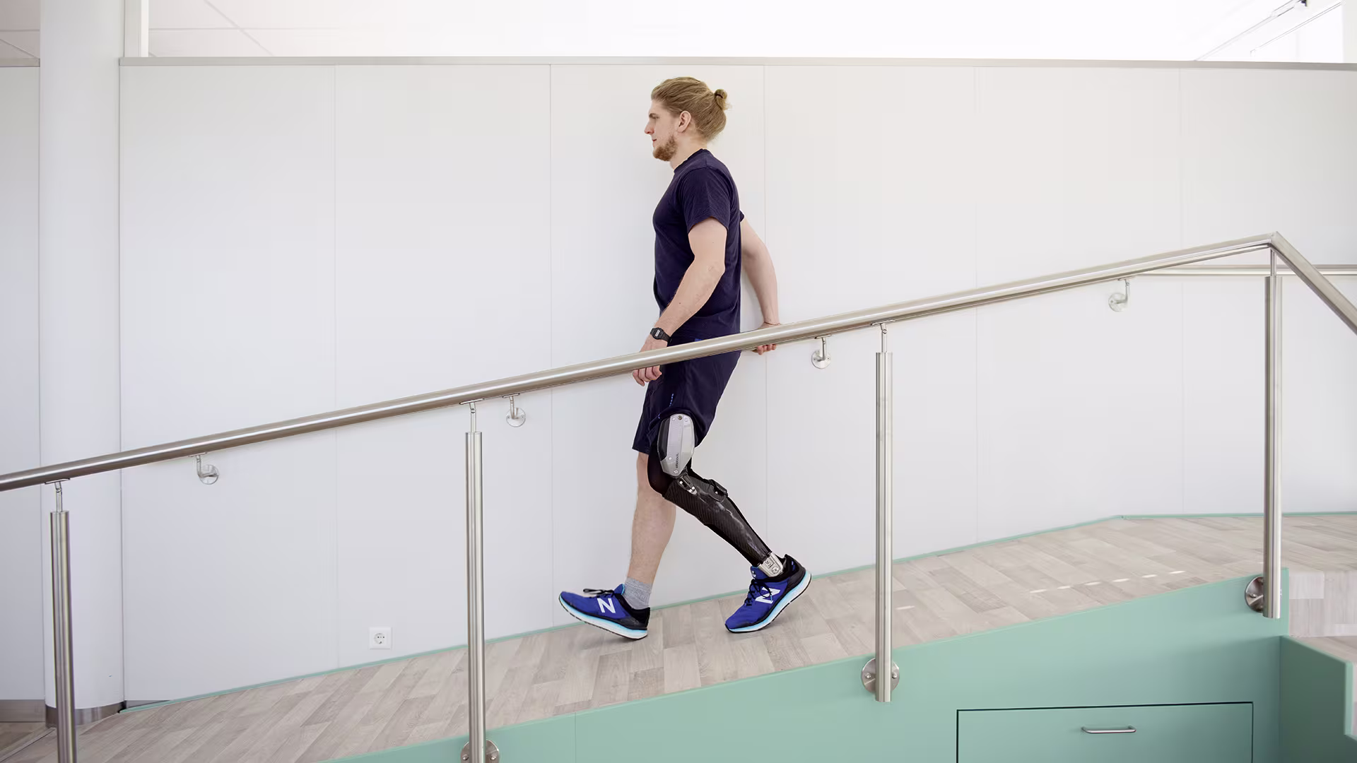 C-braceは世界で初めての、歩行全周期を制御するコンピューター制御KAFOです。