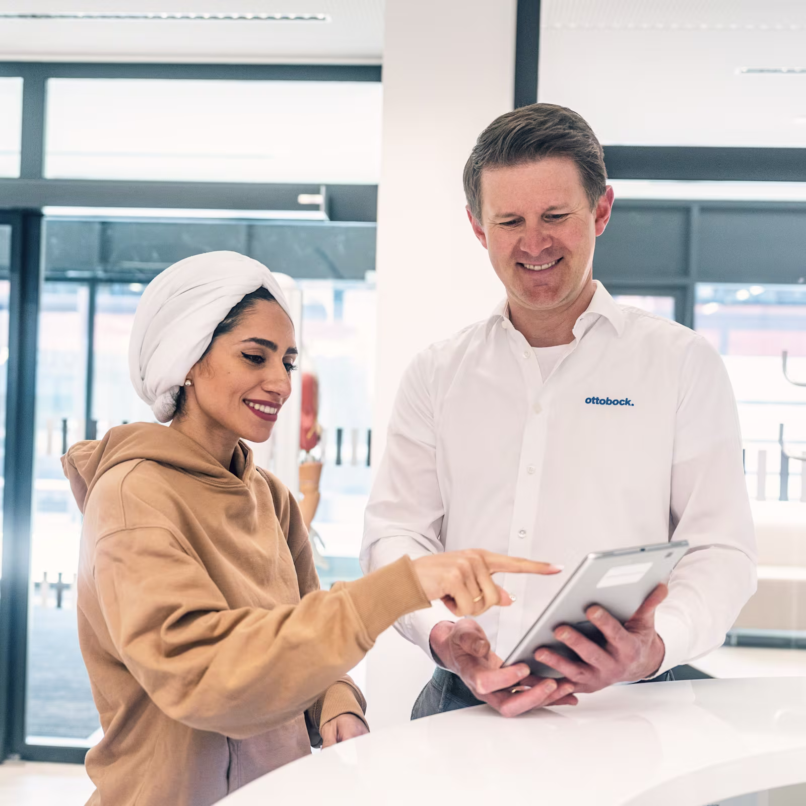 Consultoría ortopédica con un paciente amputado de la extremidad inferior