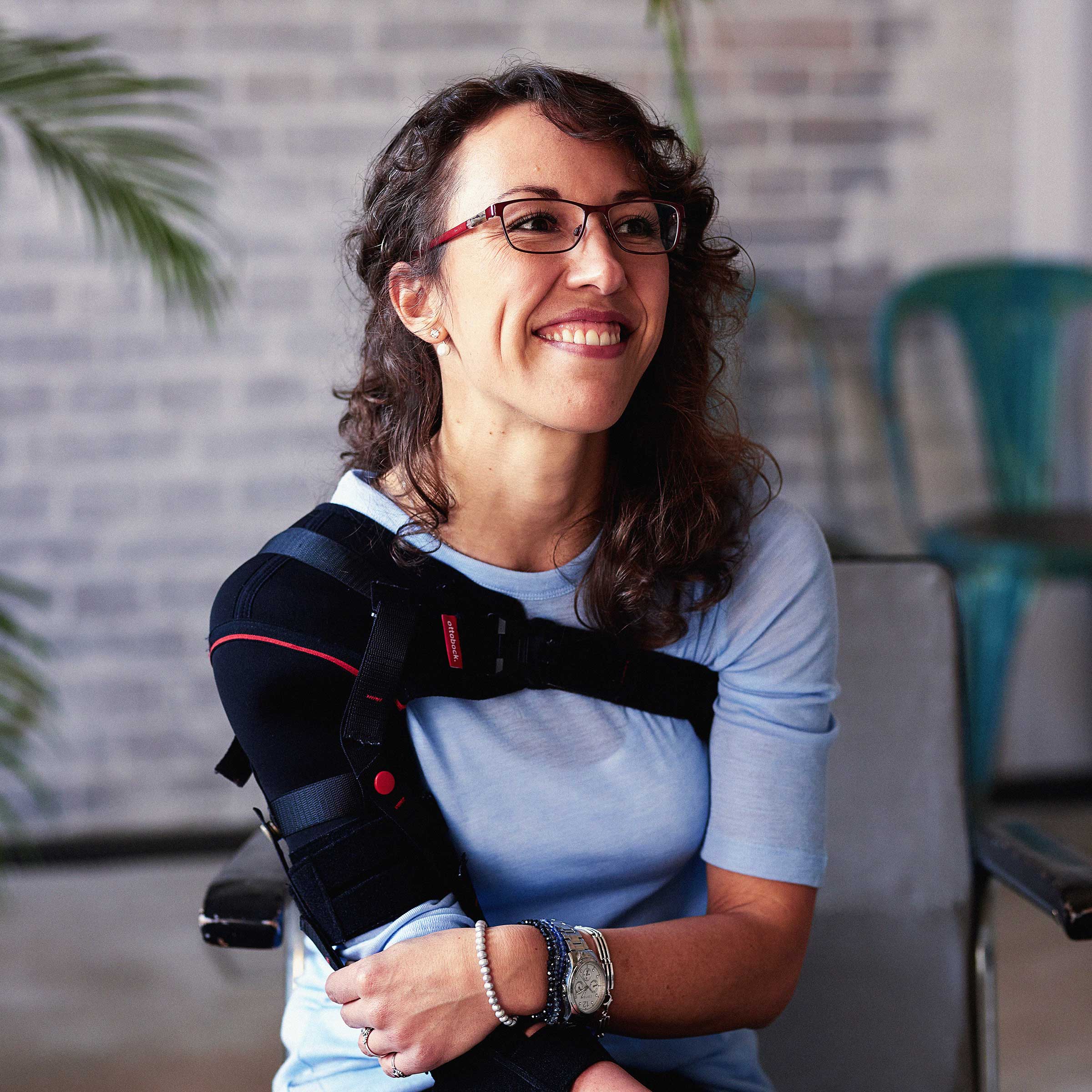 Infolge ihres Schlaganfalls ist Marleen rechtsseitig gelähmt. Die Omo Neurexa Plus entlastet ihren gelähmten Arm.