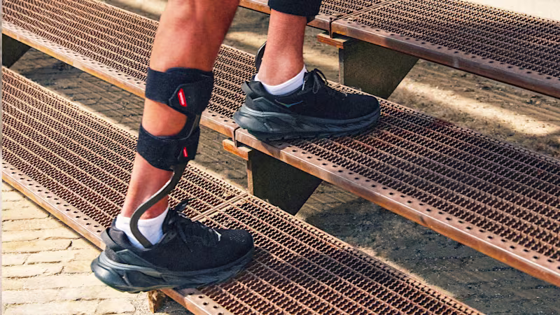 Bildausschnitt eines männlichen Anwenders beim Treppensteigen, zur Stabilisierung des Fuß und Sprunggelenks trägt er die WalkOn Reaction lateral Unterschenkelorthese von Ottobock.