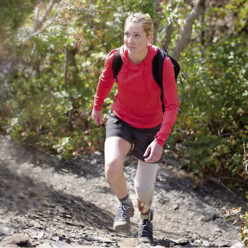 Brecklyn wandert einen steilen und steinigen Berg hoch. Sie trägt den Prothesenfuß Triton von Ottobock.