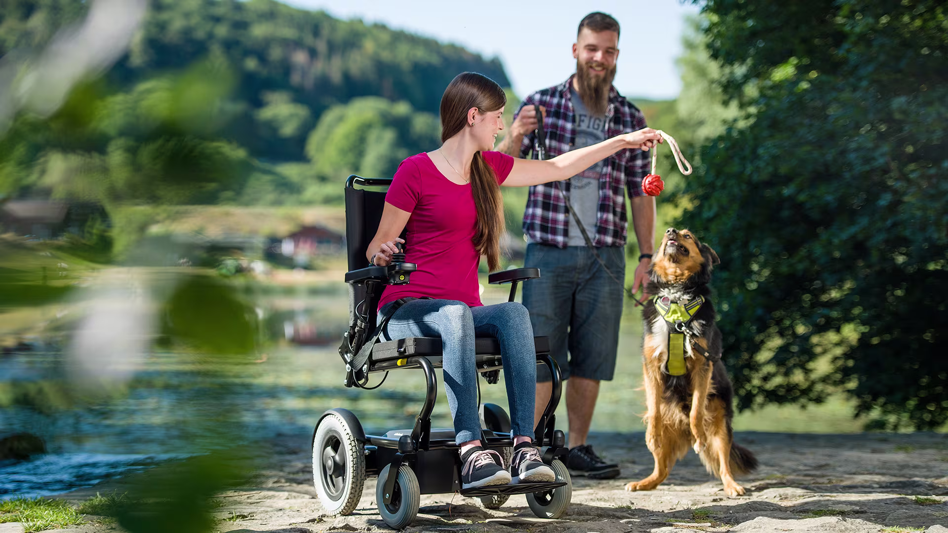 Tobias is sitting in the Juvo B7 wheelchair in a studio.
