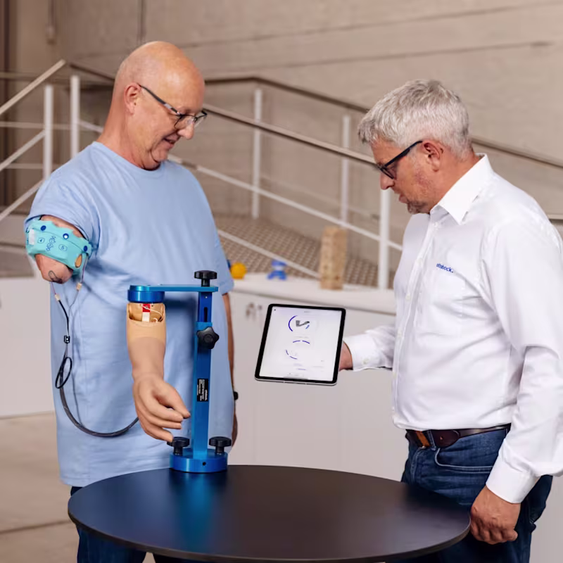 An orthopaedic technician and a prosthesis user test the functionality of the DynamicArm using the myosmart cuff and the connectgrip app.